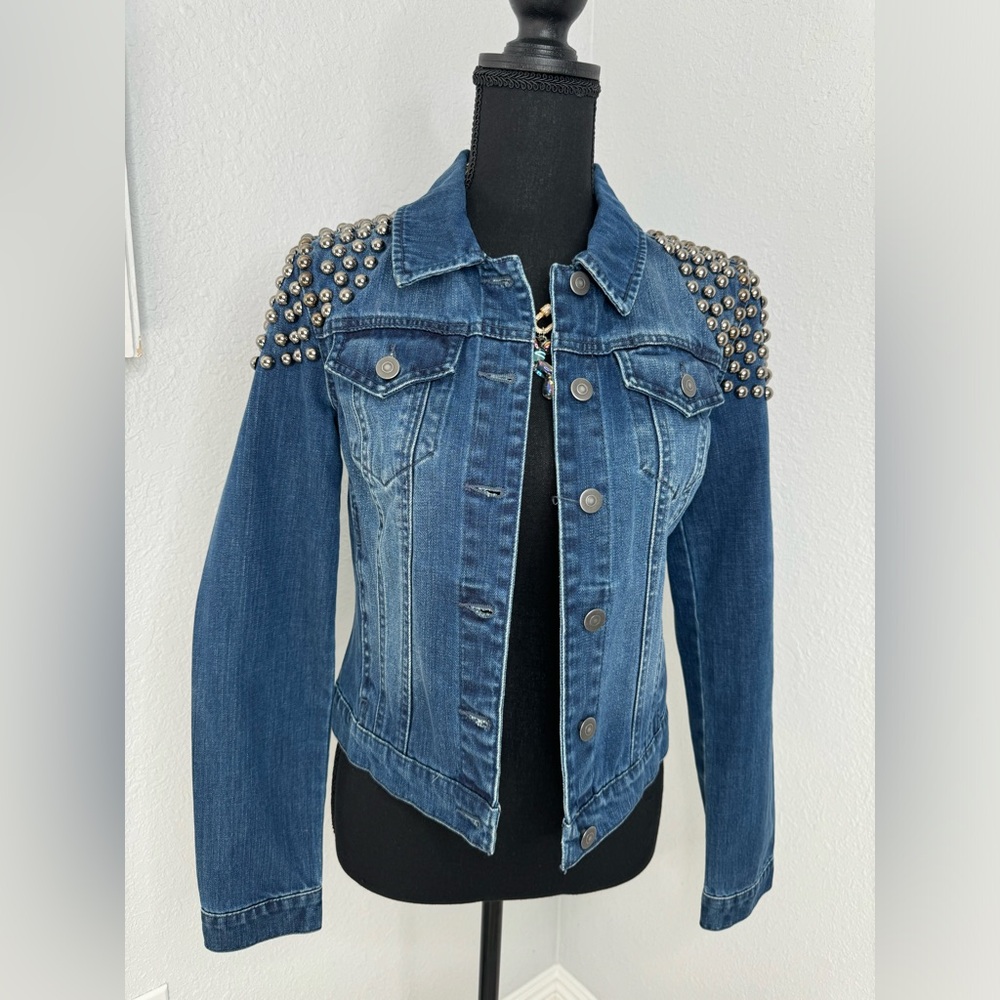 BLUE REVIVAL DENIM BLUE JACKET SO BEAUTIFUL AND PERFECT FOR ANY OCASIÓN.